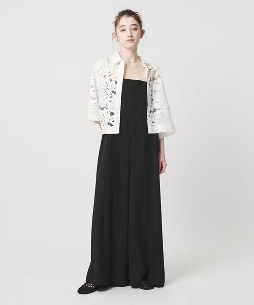 黒のサロペットを着た女性