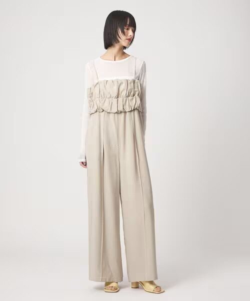 ベージュのサロペットを着た女性