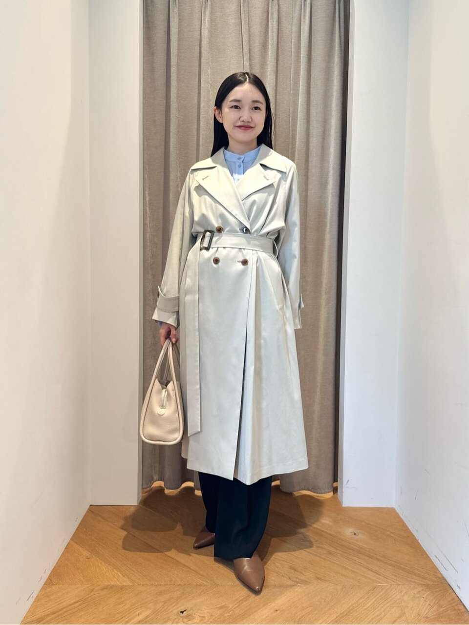 トレンチコートを着た女性