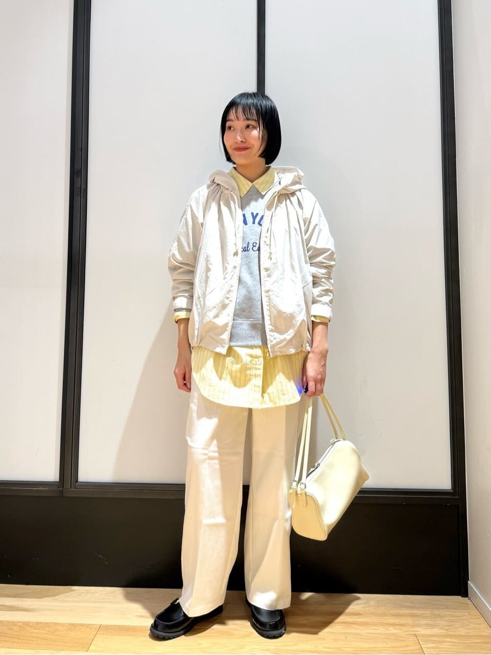 黄色のシャツとパーカーを着た女性