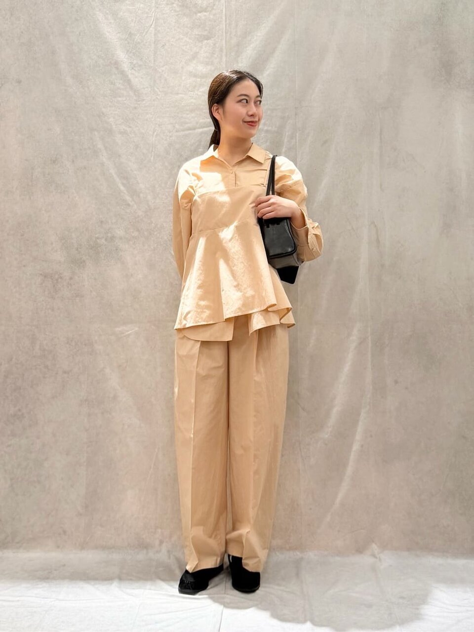 ピンクのセットアップを着た女性