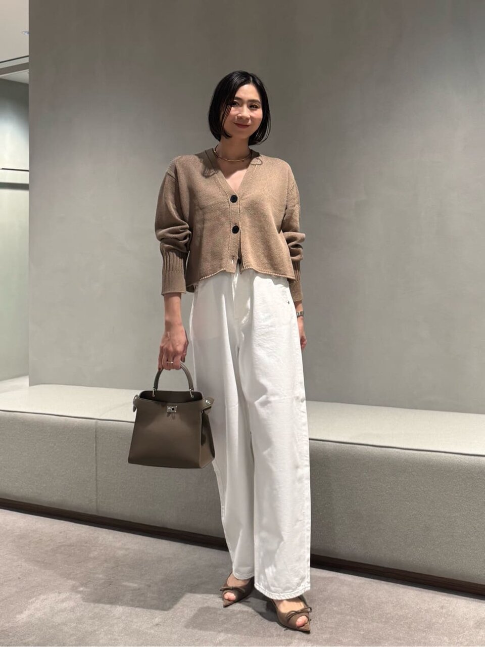 ベージュのカーディガンを着た女性