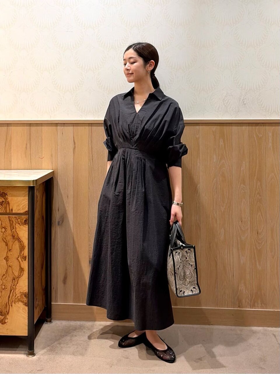 黒のワンピースを着た女性