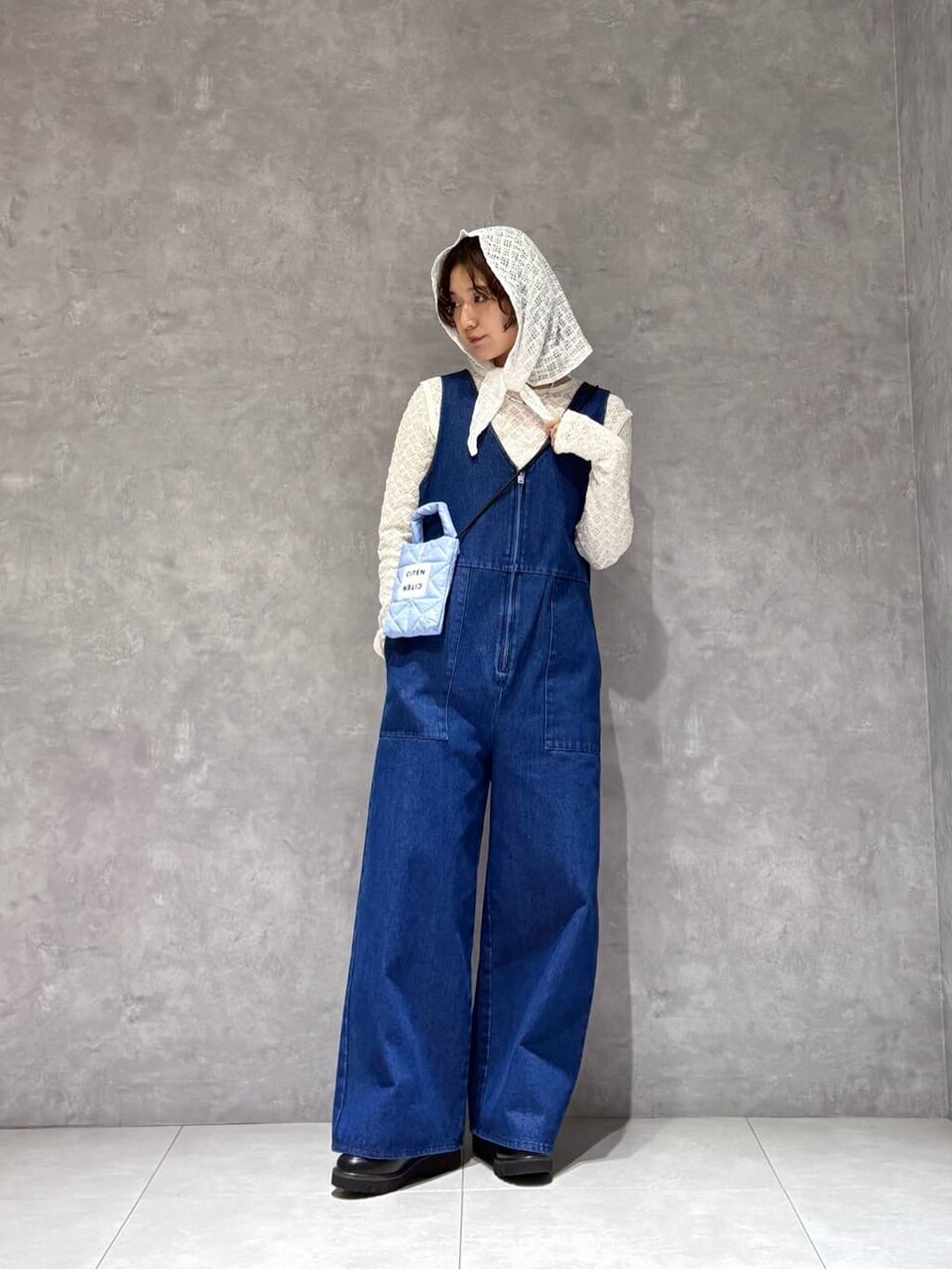 デニムオールインワンを着た女性