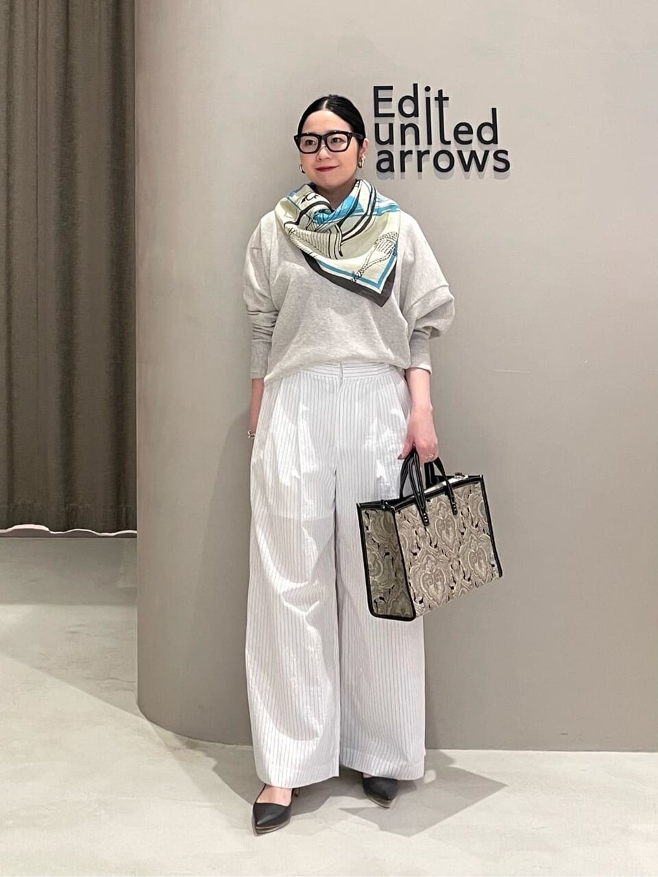 ドルマンスリーブにスカーフを巻いた女性