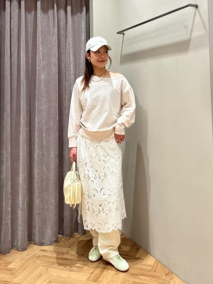 プルオーバーとレーススカートを着た女性