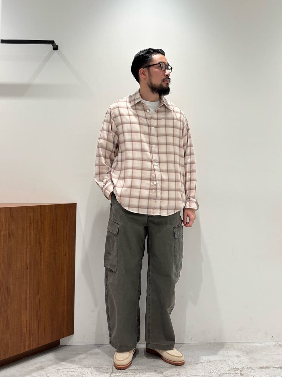 チェックシャツとカーゴパンツを着た男性