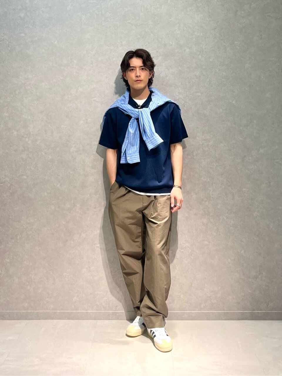 Tシャツとイージーパンツを着た男性