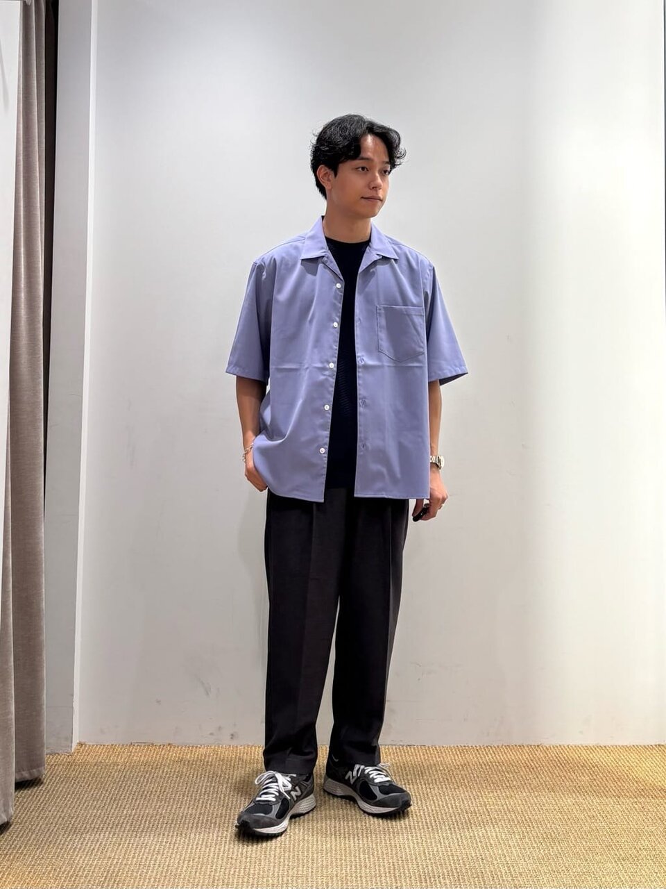 ブルーのシャツとイージーパンツを着た男性