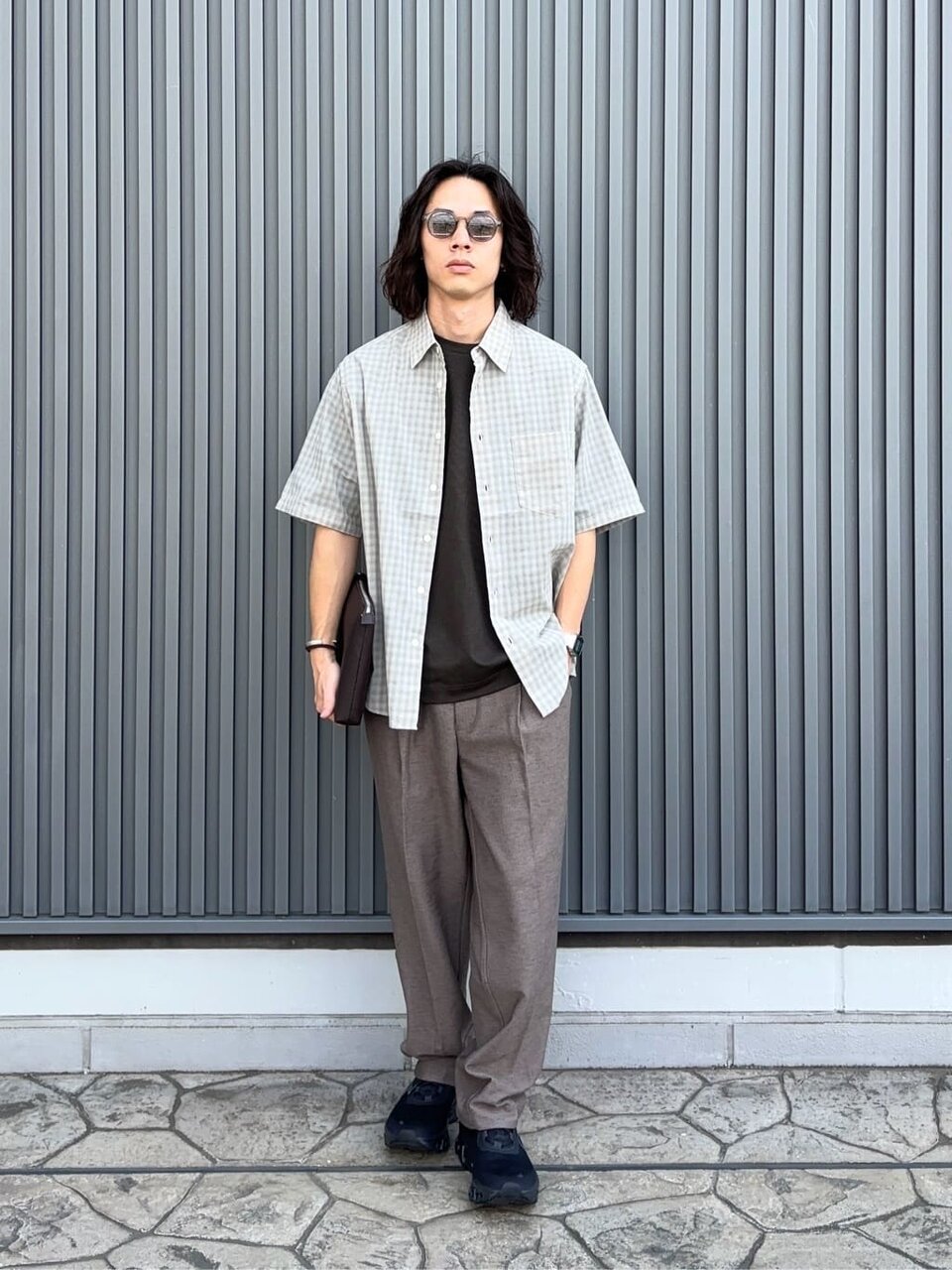 チェックシャツとイージーパンツを着た男性