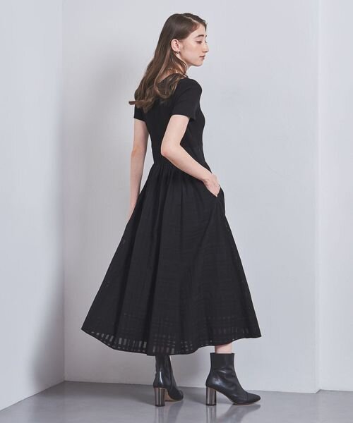 フレアワンピースを着た女性