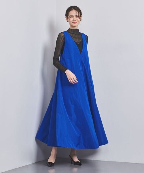 Vネックワンピースを着た女性