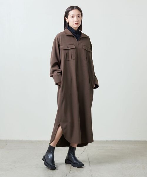 ウエストマークの無いワンピースを着た女性