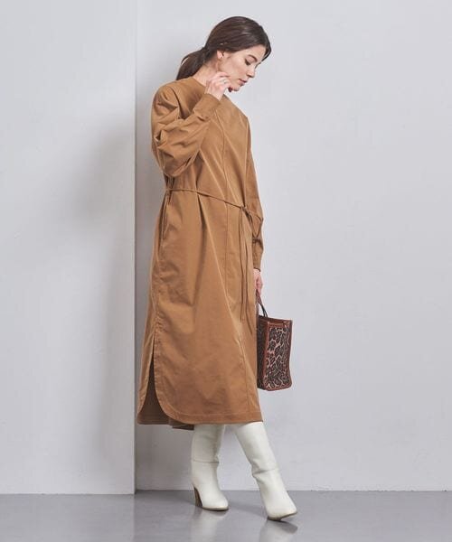 硬い素材のワンピースを着た女性