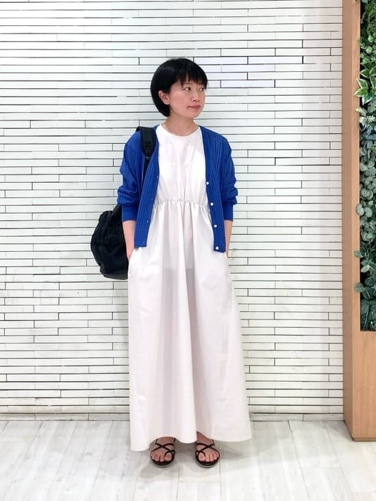 青いカーディガンを着た女性