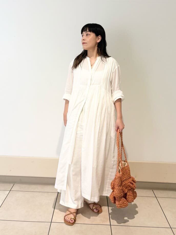 白いワンピースを着た女性