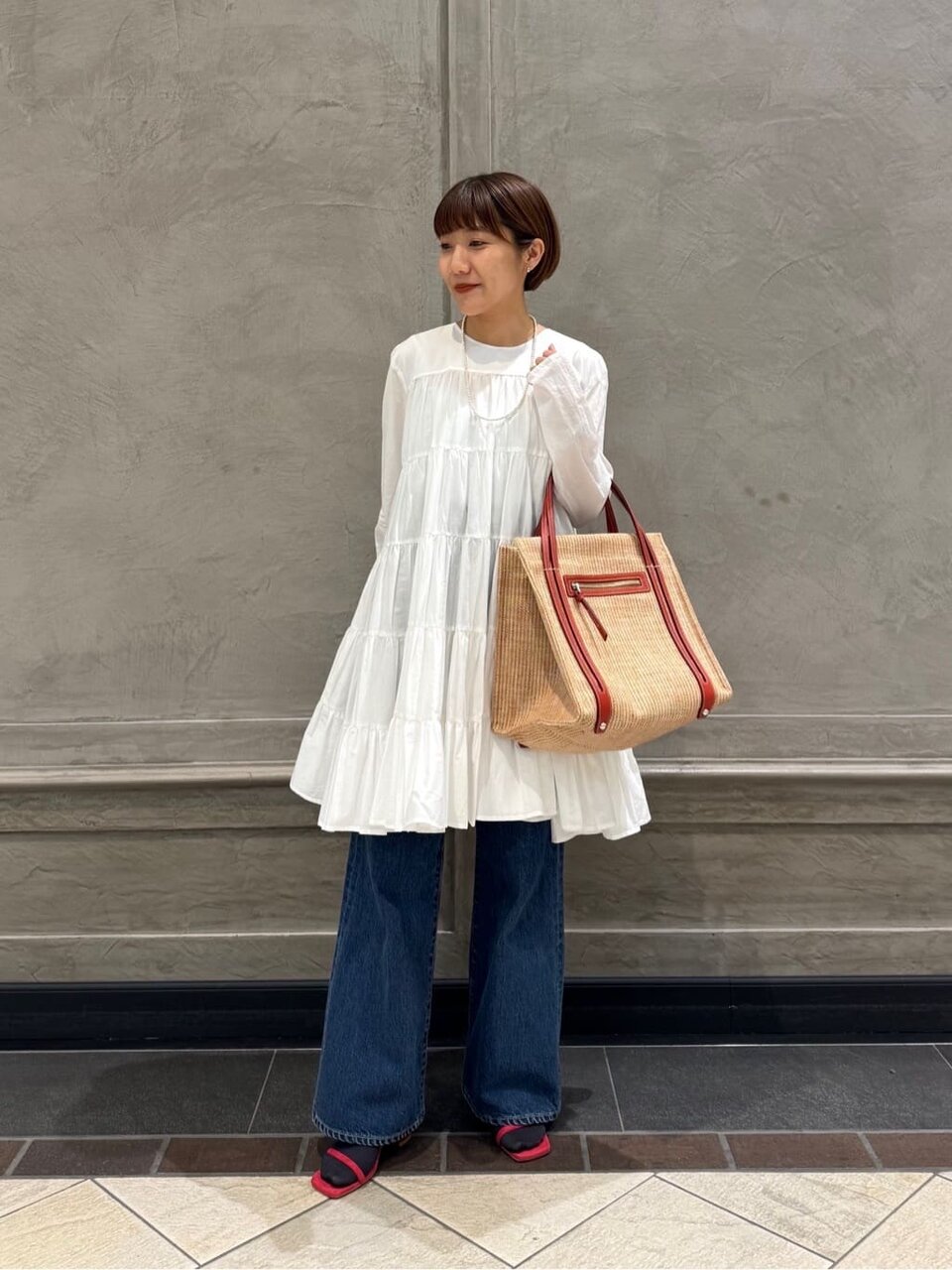 ティアードワンピースを着た女性