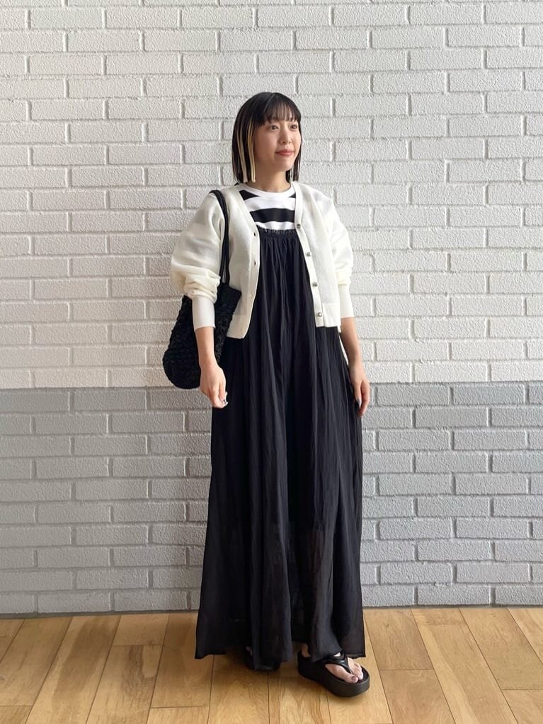 ギャザーワンピースを着た女性