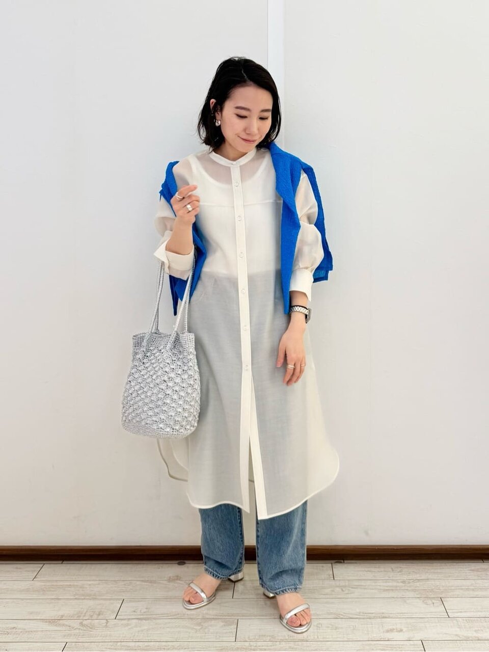 シアーワンピースを着た女性