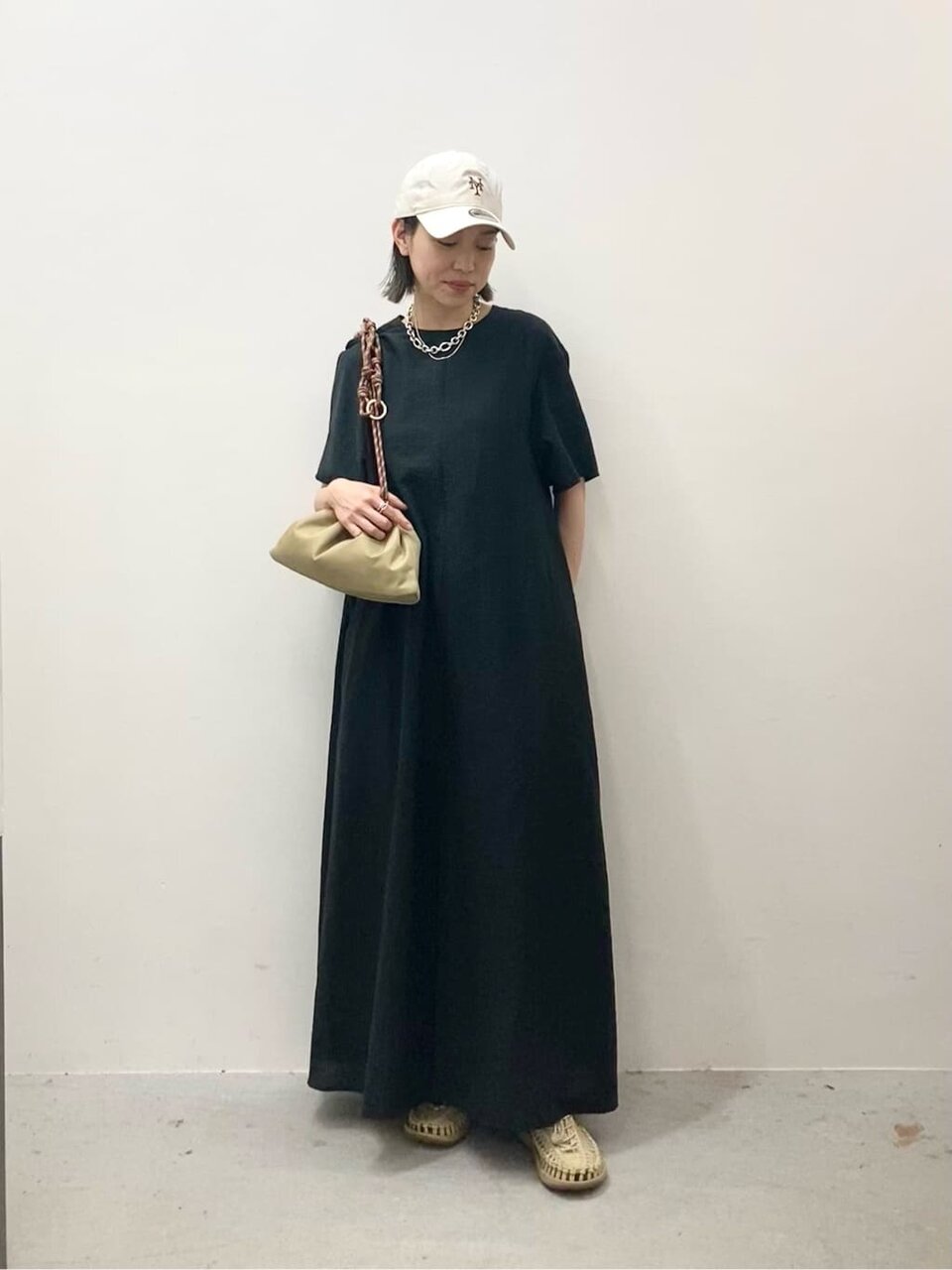 ロングワンピースを着た女性