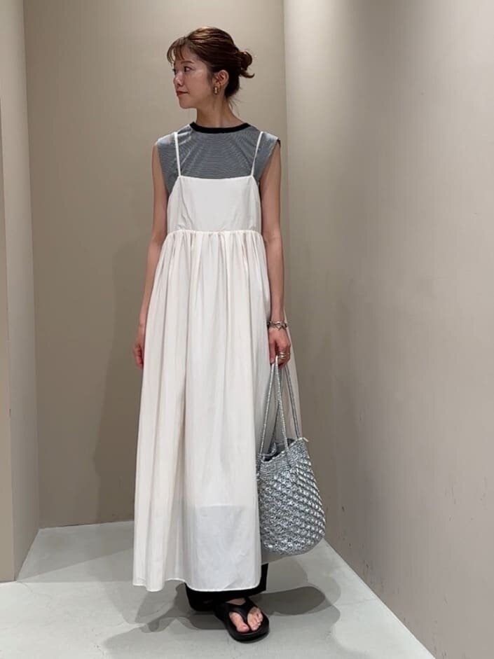 キャミソールワンピースを着た女性