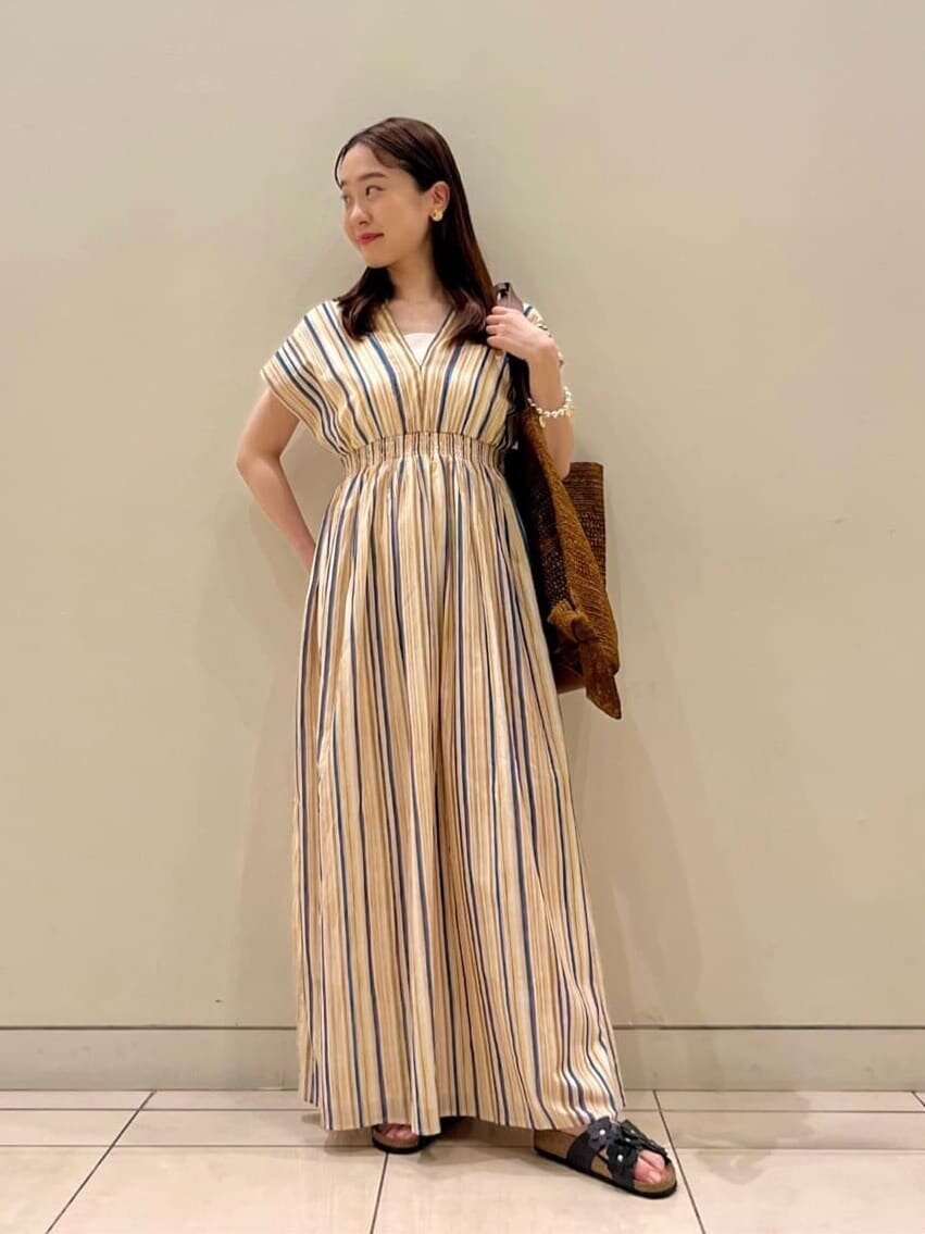 ストライプ柄のワンピースを着た女性