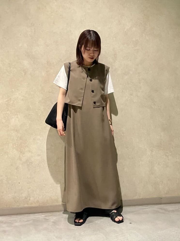 ワンピースを着た女性