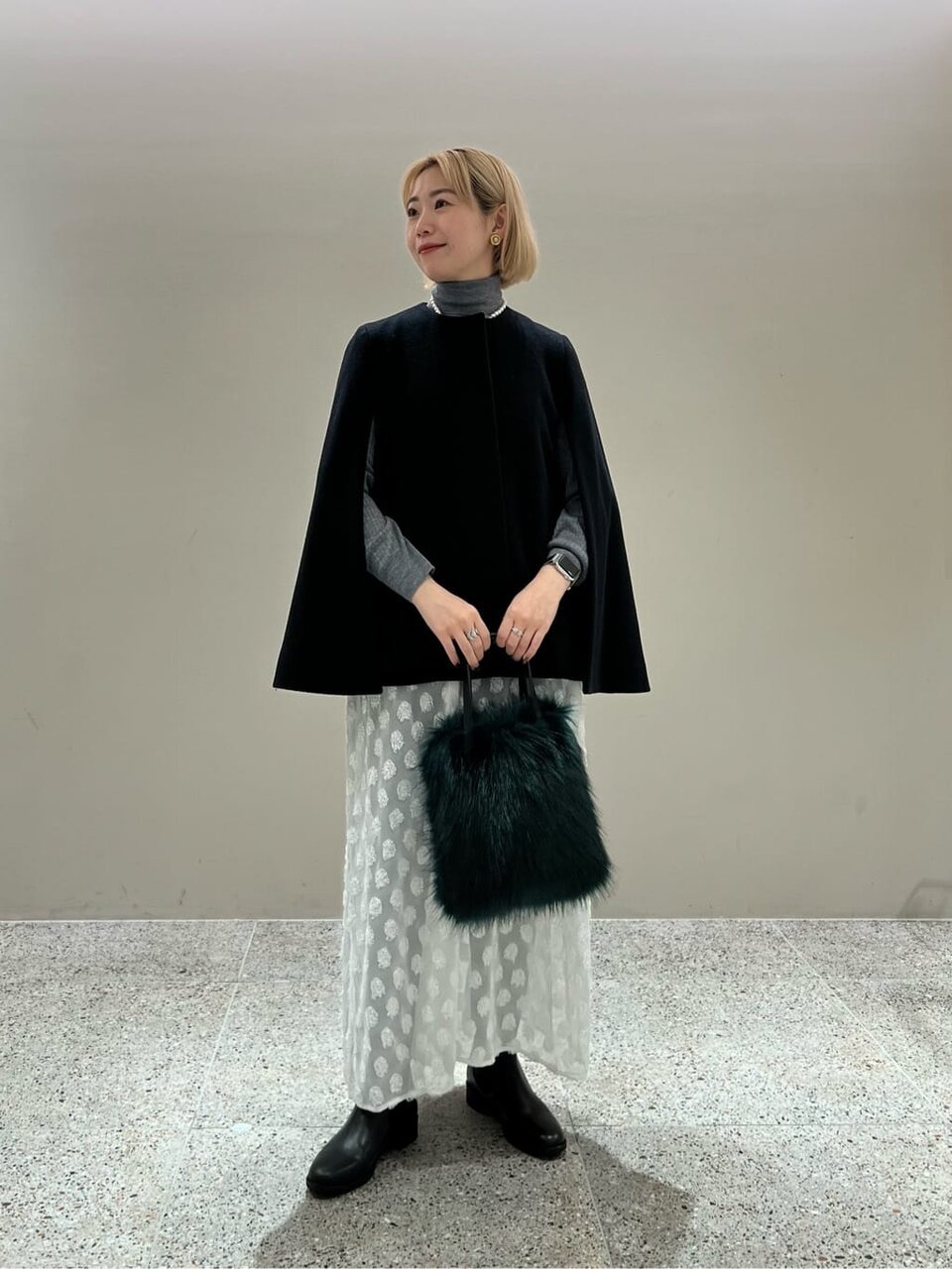 ケープコートを着た女性