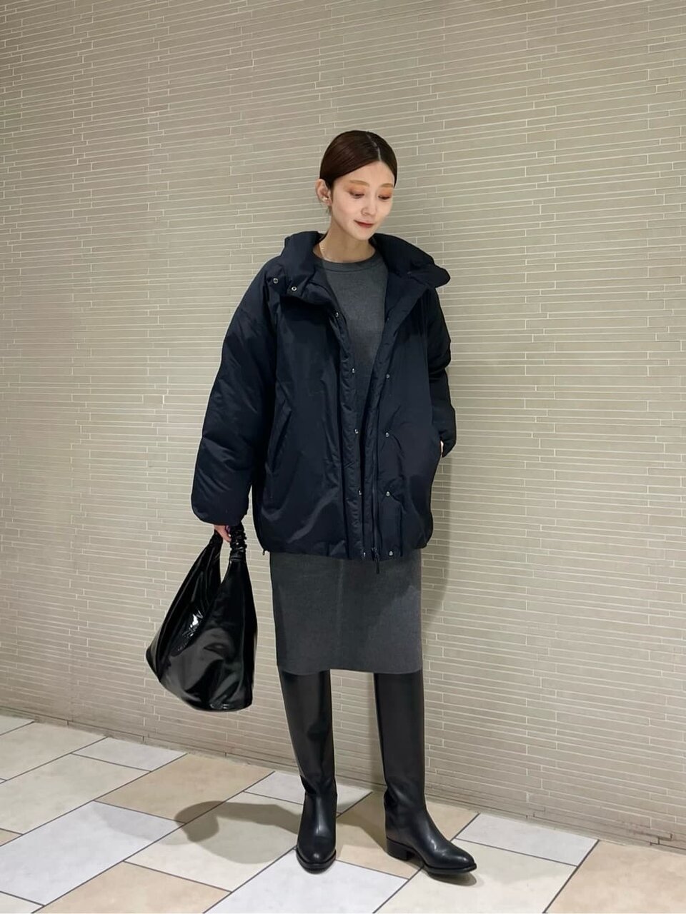 ダウンジャケットを着た女性