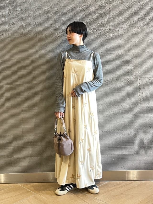 ワンピースを着た女性