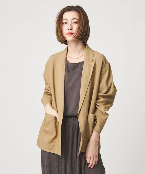 やわらかいジャケットを着た女性