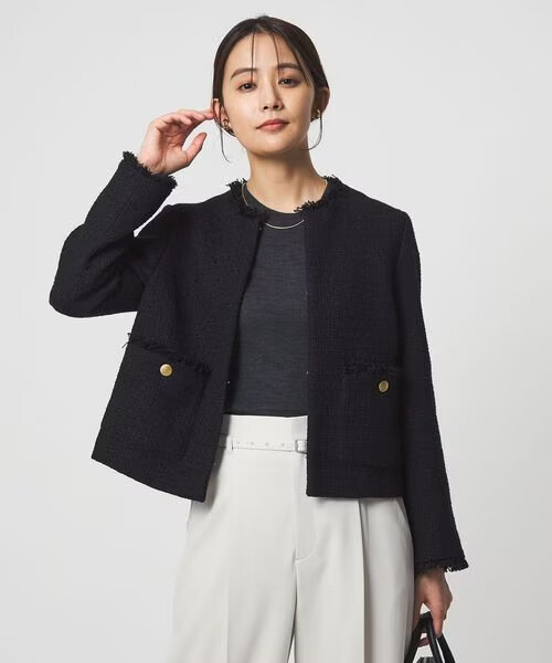 ショート丈のジャケットを着た女性