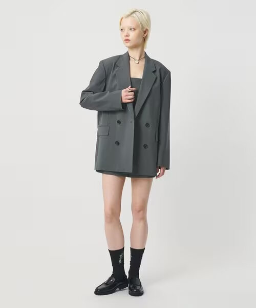 オーバーサイズジャケットを着た女性