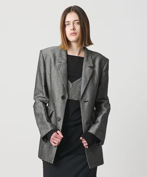 ハリのある素材のジャケットを着た女性