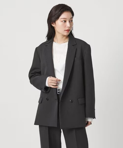 襟元が深く開いたジャケットを着た女性