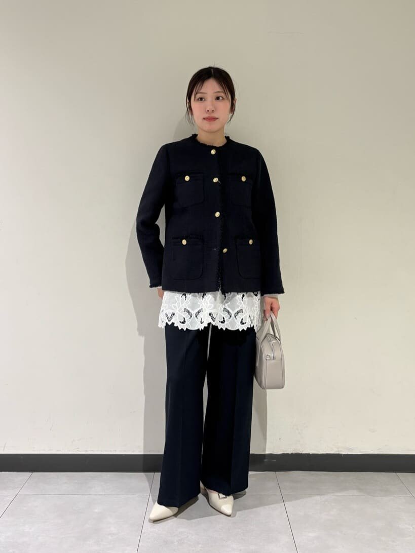 ノーカラージャケットを着た女性