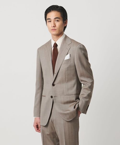 ノッチドラペルのスーツの男性