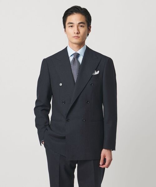 ピークドラペルのスーツを着た男性