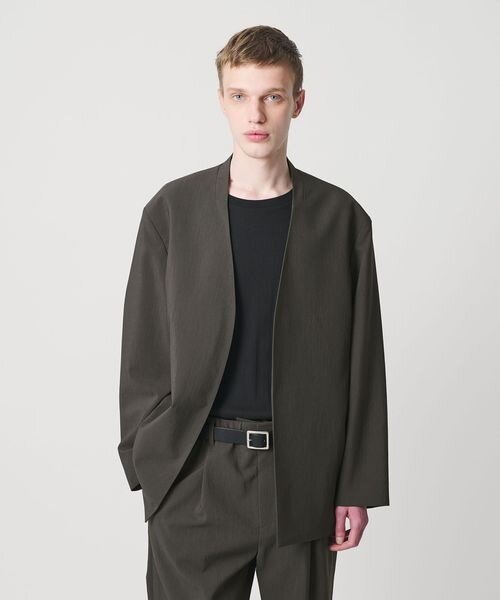 ノーカーラースーツを着た男性