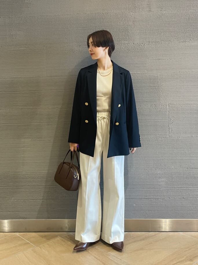 ジャケットを着た女性