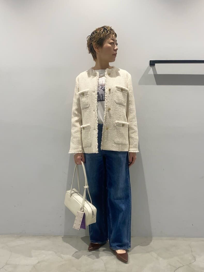 ツイードライクジャケットを着た女性