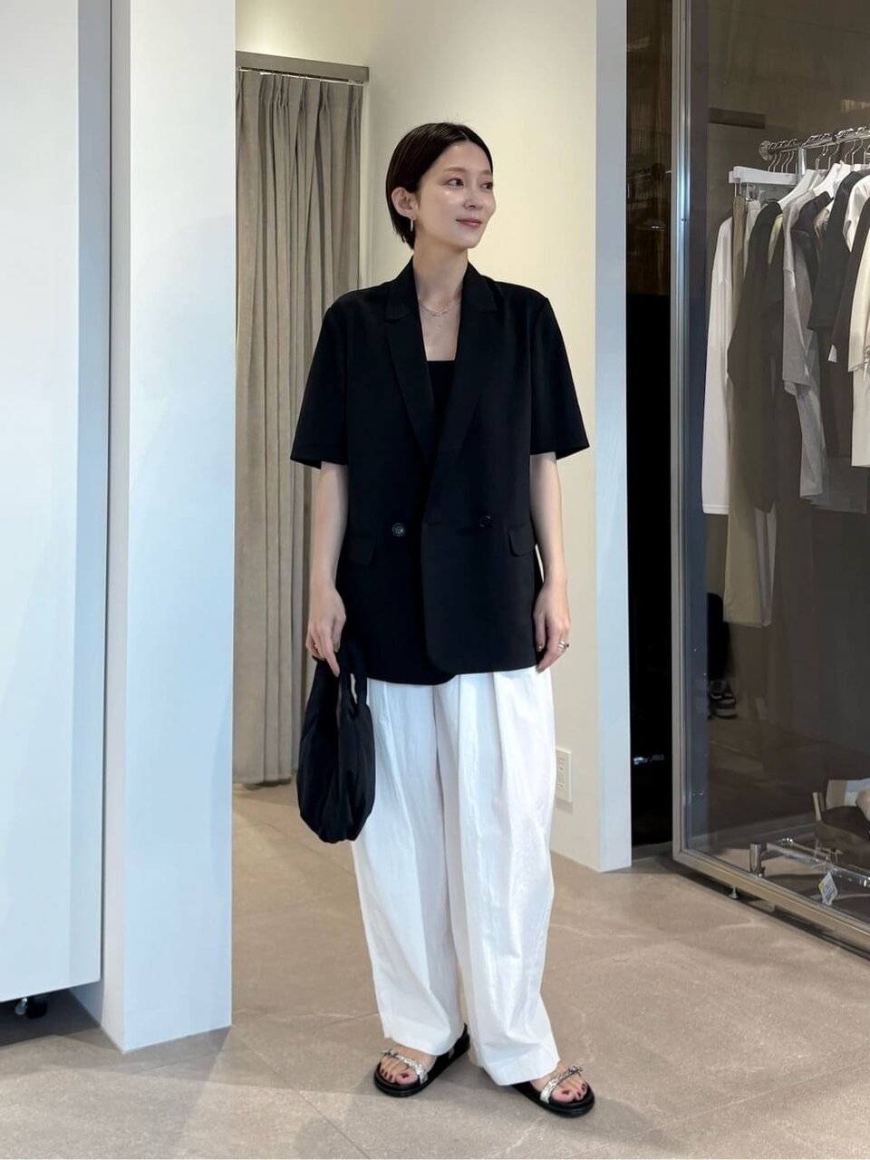 半袖ジャケットを着た女性