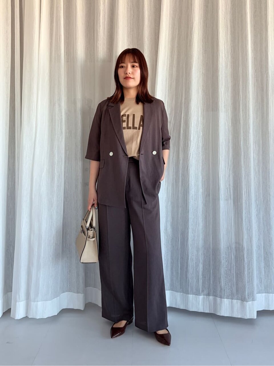 半袖ジャケットを着た女性