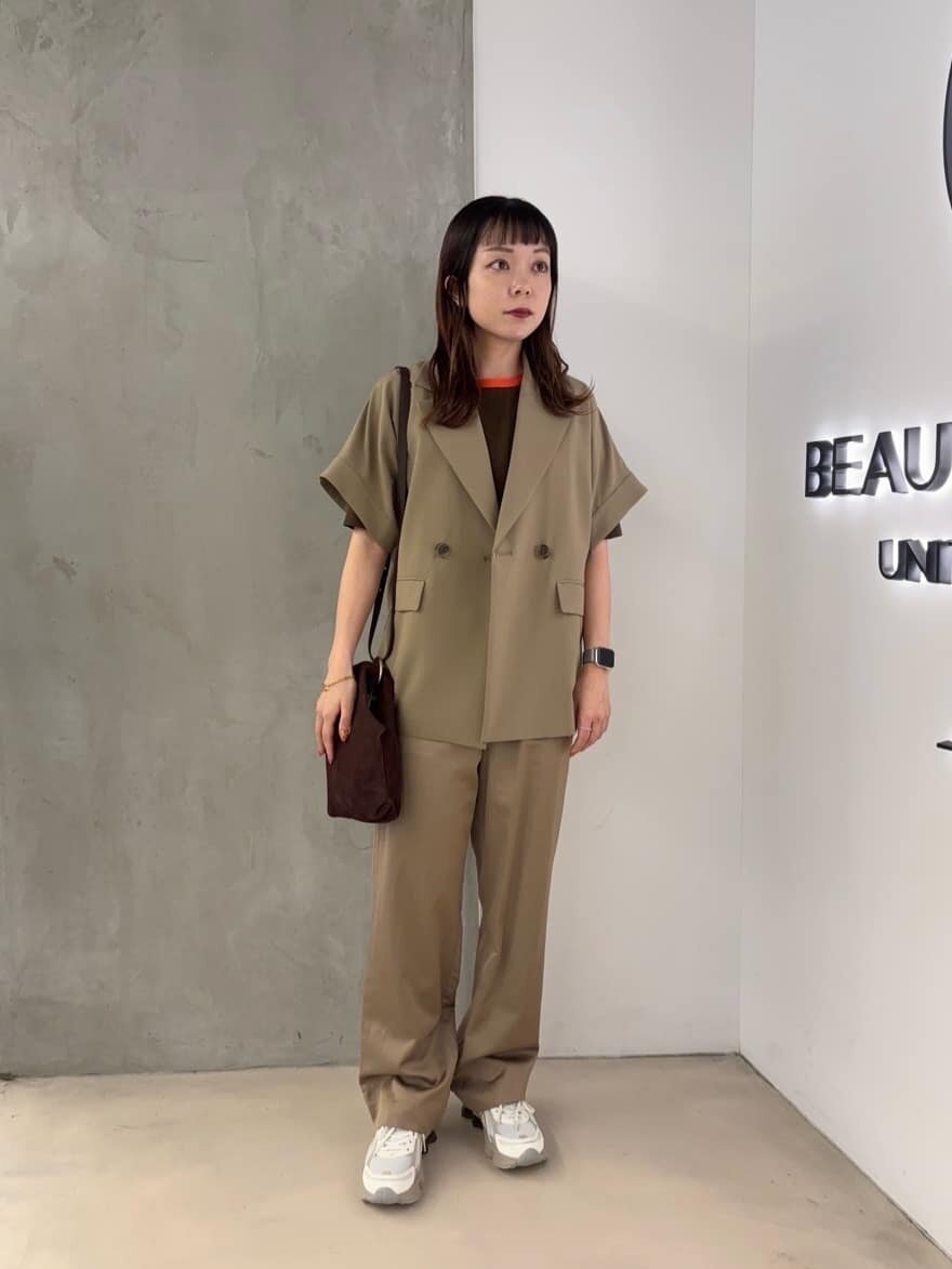 半袖ジャケットを着た女性