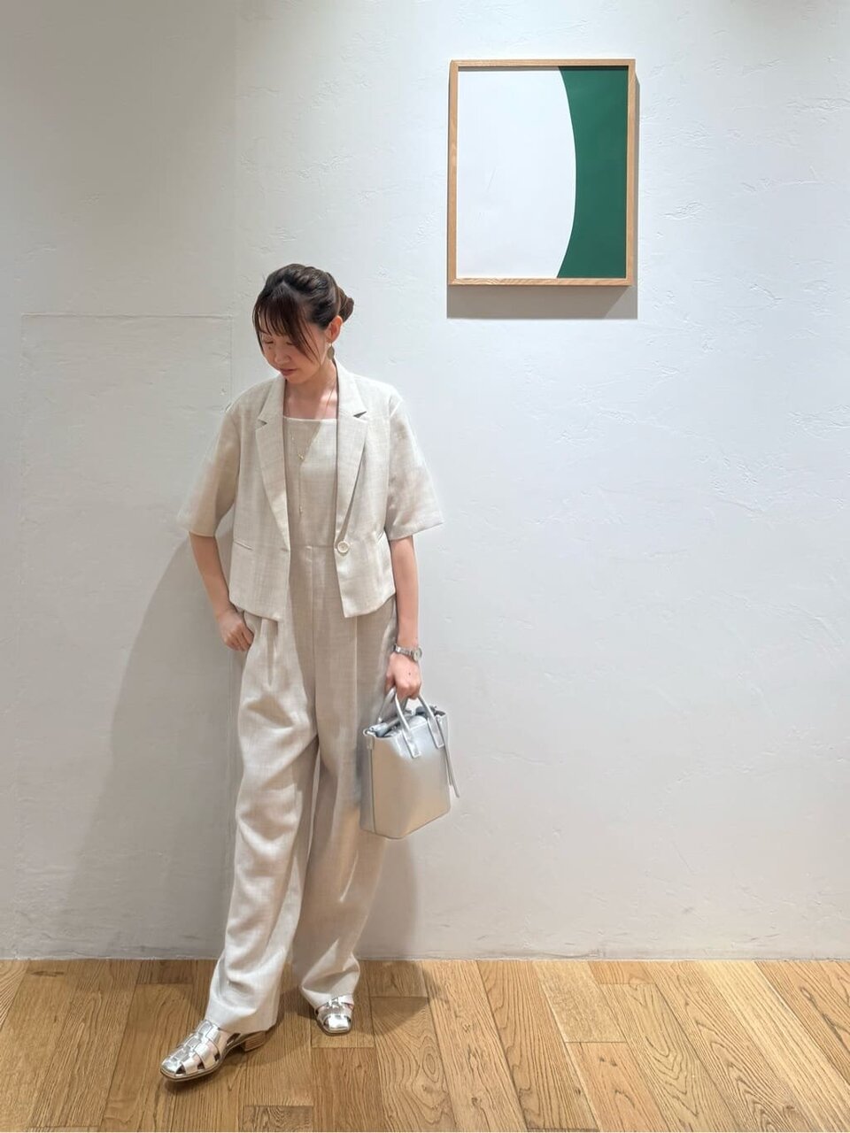 半袖ジャケットを着た女性