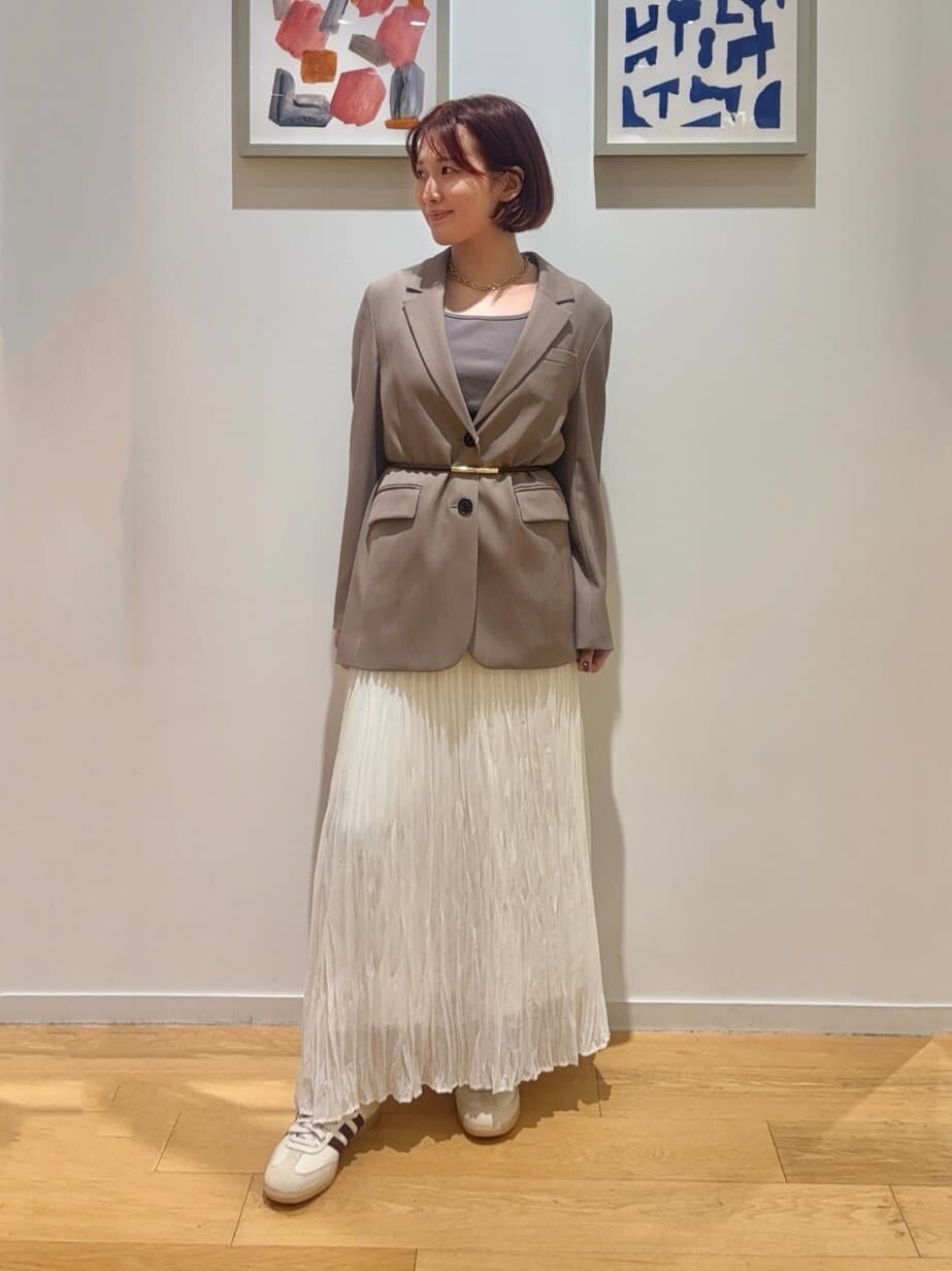 ジャケットを着た女性