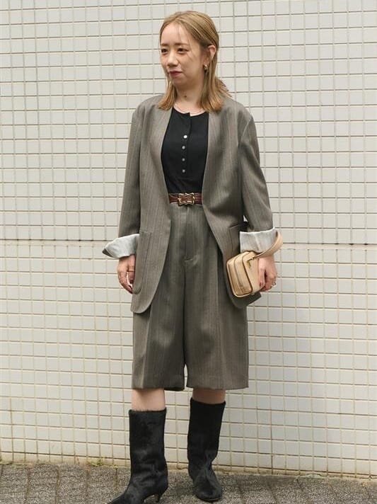 ジャケットを着た女性