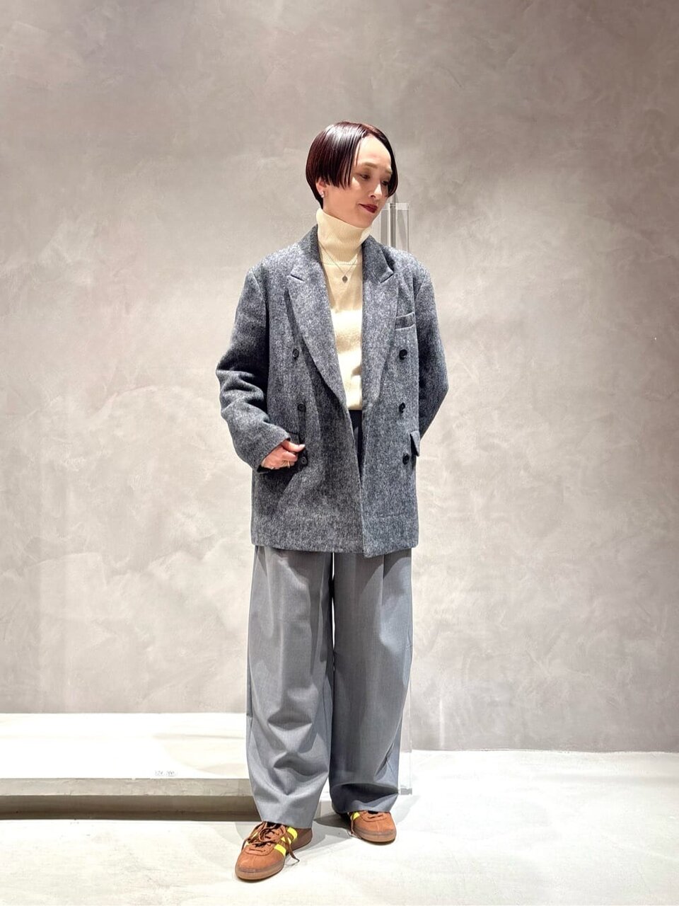 ジャケットを着た女性