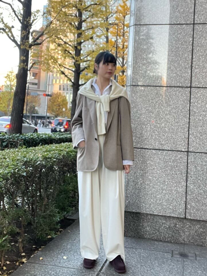 ジャケットを着た女性