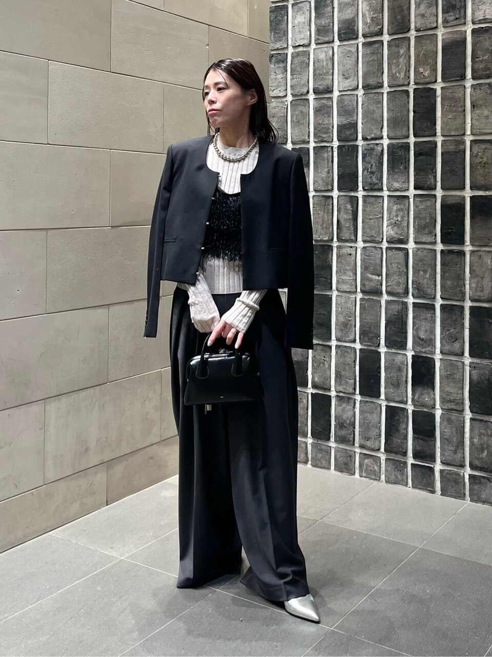 ジャケットを着た女性